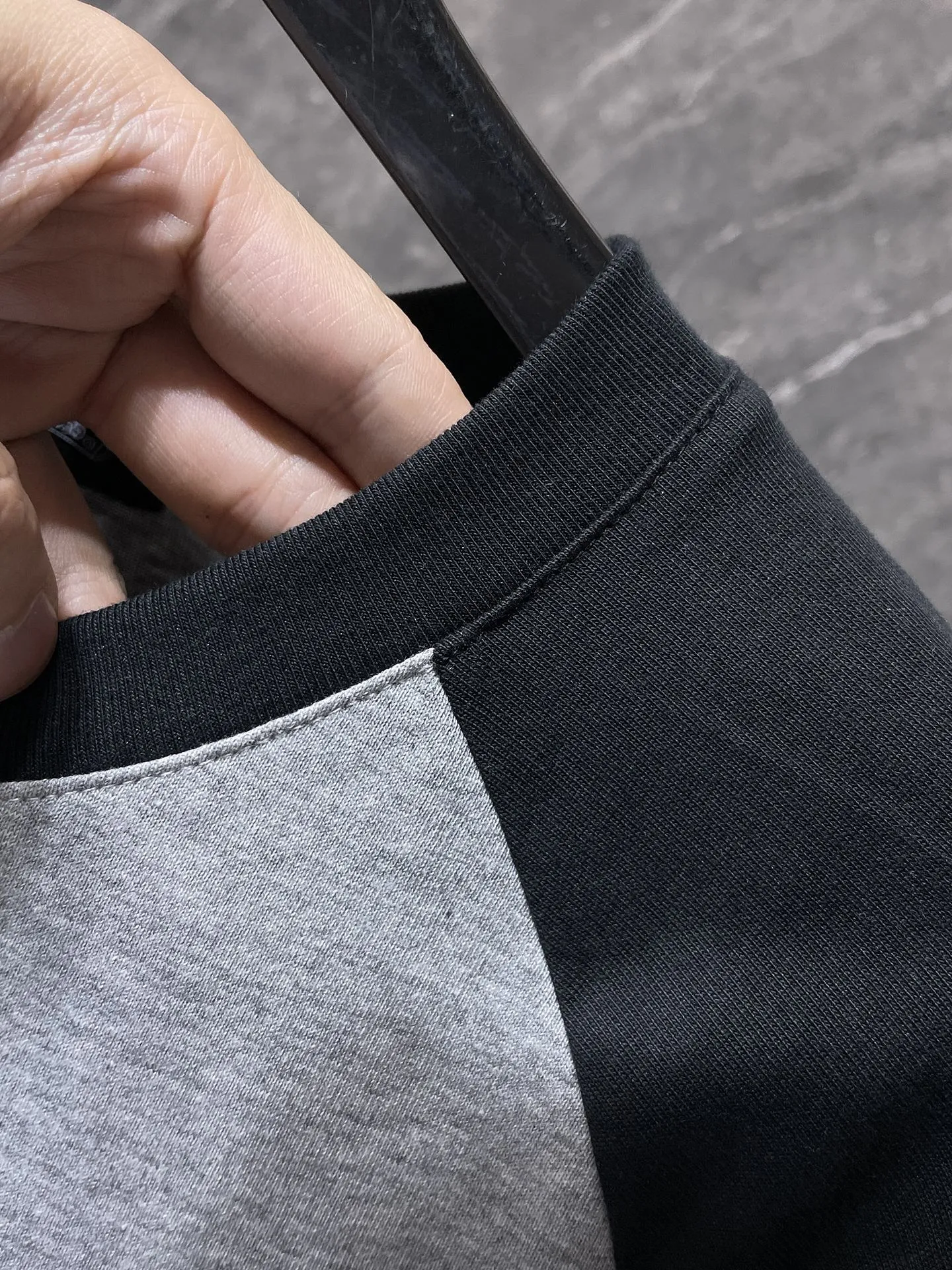 P176 Chrome Hearts 🍁Long T Series🍁 High-weight, environmentally friendly and high-quality top-quality fabrics Chrome Sanskrit embroidered letters black and gray color-blocking raglan long-sleeved T. Counter synchronization 1:1 replica version Recommended color: black and gray color-blocking Size: S, M, L, XL